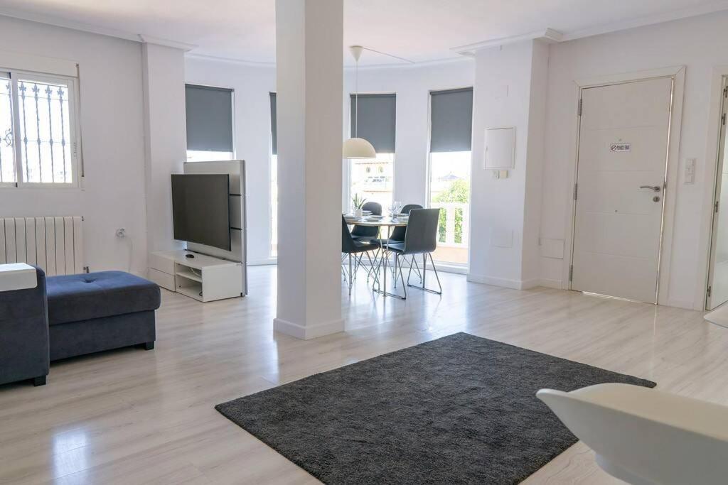 Casa Lilly-Rose, A Beautiful 3 Bedroom Detached Villa A Short Walk To The Villamartin Plaza & Golf Course 外观 照片