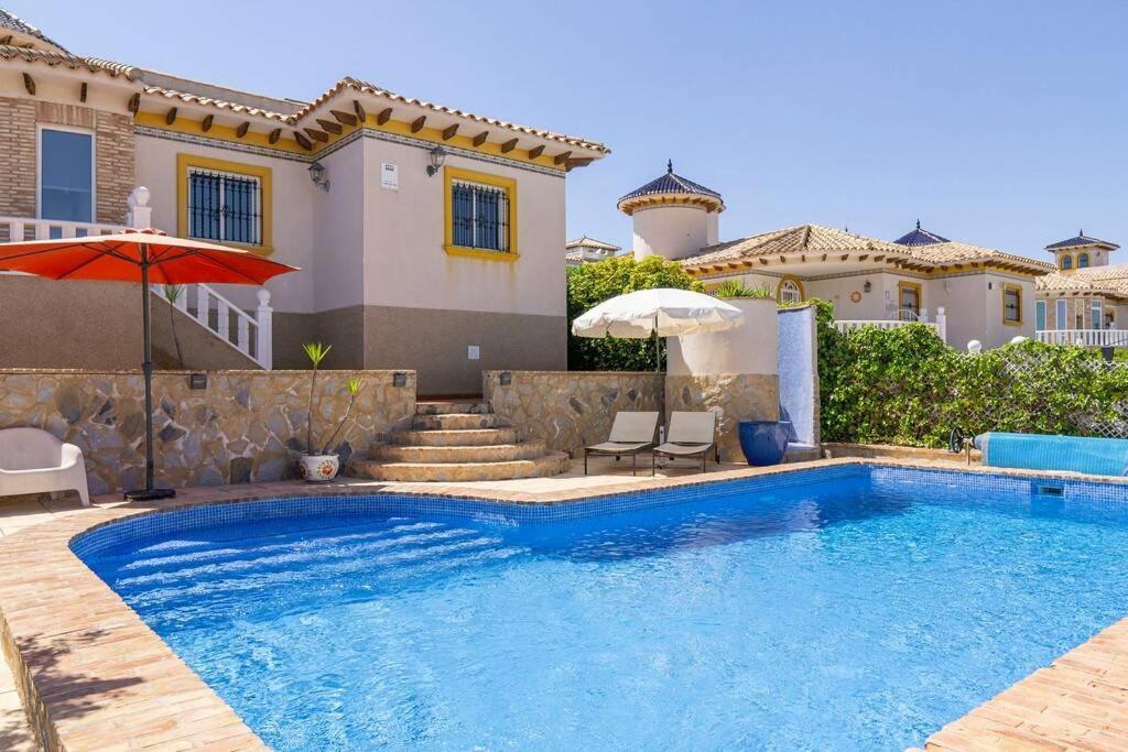 Casa Lilly-Rose, A Beautiful 3 Bedroom Detached Villa A Short Walk To The Villamartin Plaza & Golf Course 外观 照片