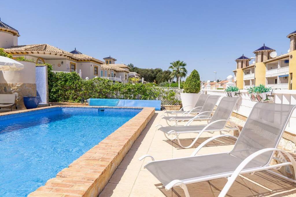 Casa Lilly-Rose, A Beautiful 3 Bedroom Detached Villa A Short Walk To The Villamartin Plaza & Golf Course 外观 照片