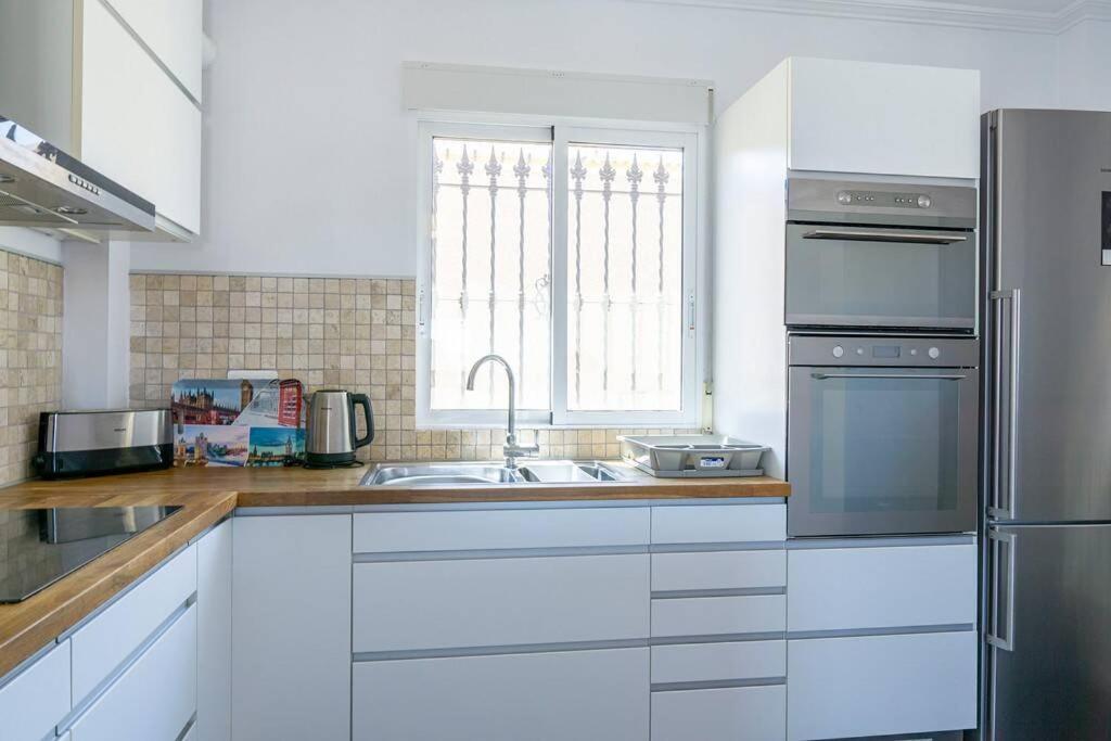 Casa Lilly-Rose, A Beautiful 3 Bedroom Detached Villa A Short Walk To The Villamartin Plaza & Golf Course 外观 照片