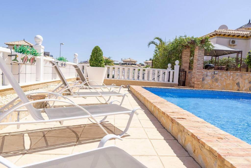Casa Lilly-Rose, A Beautiful 3 Bedroom Detached Villa A Short Walk To The Villamartin Plaza & Golf Course 外观 照片